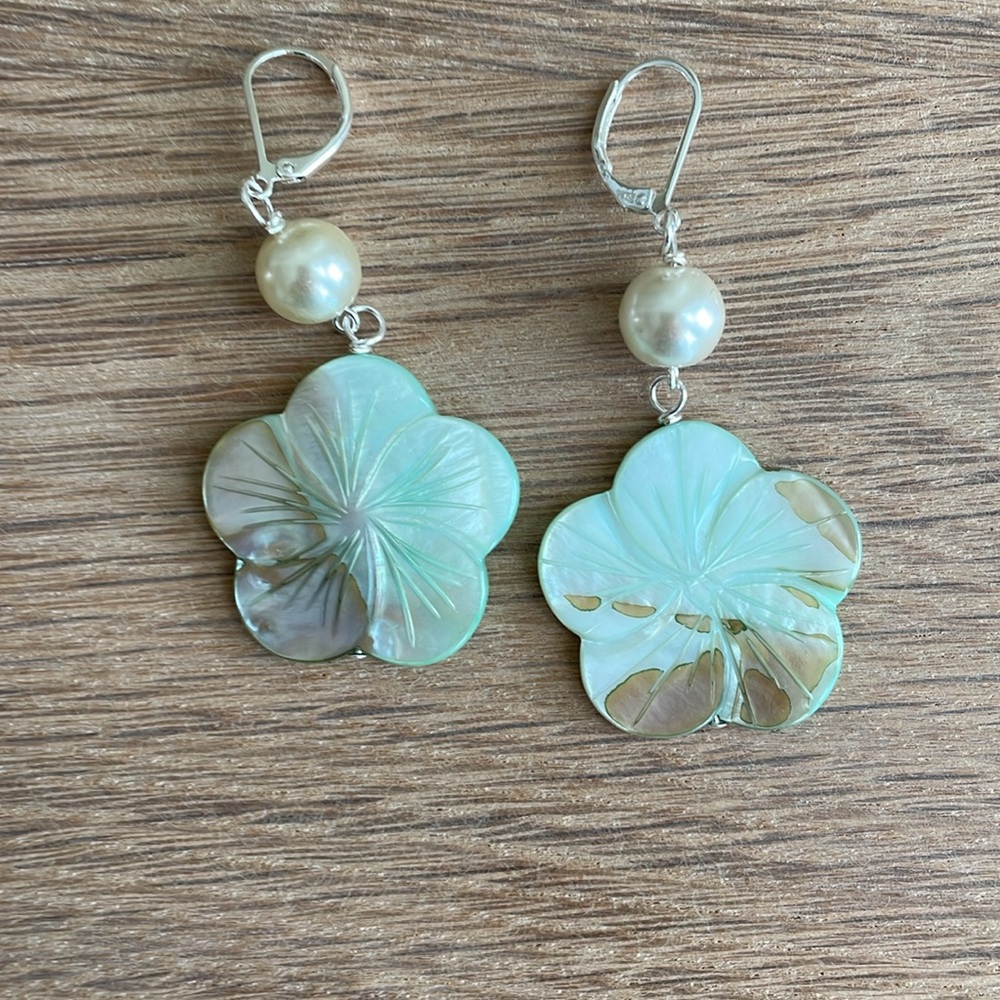 HAND CRAFTED MOTHER OF PEARL FLORAL SHELL EARRINGS Mint Green Cream Faux Pearls - Picture 10 of 16